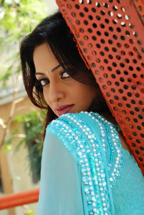 tollywood anchor udaya bhanu in saree hot photoshoot